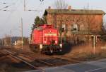 3.3.2014 Bernau, BÜ an der Albertshofer Ch. 298 308 passiert auf Gleis der Gegenrichtung das alte Bahnwärterhaus.
