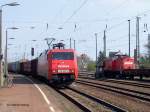 Railion 152 087 mit einem Gterzug in Coswig (Dresden), im Hintergrund 298 051 (22.04.03)
