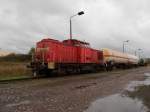 298 320 mit zwei Kesselwagen,am 20.Oktober 2014,in Stralsund.