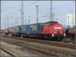 298 331 qult sich mit der Bereitstellung des Lkw Walter Gterzuges im Rostocker Seehafen. Im Hintergrund sieht man die Abstellgruppe die auch immer mehr wchst. Das Foto entstand am 09-03-07 am Hp Rostock-Toitenwinkel