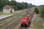 298 327 ist soeben aus Berlin gekommen und setzt im Bahnhof Hoppegarten um,
damit sie den Anschluss des Gashändlers bedienen kann, der sich unweit der S-Bahn-Station Birkenstein befindet.
Aufnahmedatum: 12.08.2016