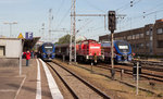  Geparkt  zwischen zwei polnischen Nahverkehrstriebwagen der zukünftig deutschen BR 632 wartete 298 327-8 mit einem Übergabezug in Berlin-Lichtenberg auf ihre Abfahrt.