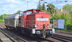 DB Cargo Deutschland AG  mit  298 330-2  [NVR-Nummer: 98 80 3298 330-2 D-DB] und einem Schiebewandwagen am 14.05.19 Berlin-Hirschgarten.