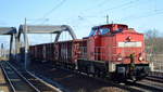 DB Cargo AG (D) mit  298 329-4  [NVR-Nummer: 98 80 3298 329-4 D-DB] und einigen offenen Drehgestell-Güterwagen am 05.03.21 Berlin Pankow.