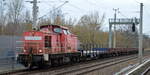 DB Cargo AG (D) mit  298 317-9  [NVR-Nummer: 98 80 3298 317-9 D-DB] und einigen Güterwagen am 30.03.22 Berlin Blankenburg.