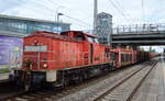 DB Cargo AG (D) mit  298 329-4  [NVR-Nummer: 98 80 3298 329-4 D-DB] und einem gemischtem Übergabe-Güterzug Richtung Rbf.