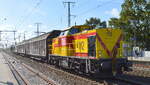 DB Cargo AG mit der angemieteten MEG Lok  112  [NVR-Nummer: 98 80 3298 052-2 D-MEG] und vier Schiebewandwagen (Übergabefahrt ab Rbf. Seddin) am 11.10.22 Durchfahrt Bahnhof Golm.