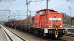 DB Cargo AG (D) mit  298 321-1  [NVR-Nummer: 98 80 3298 321-1 D-DB] und einigen Güterwagen Richtung Rbf. Seddin am 30.11.22 Durchfahrt Bahnhof Golm.