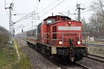 DB Cargo AG (D) mit  298 326-0  [NVR-Nummer: 98 80 3298 326-0 D-DB] und einem DB Fernverkehr IC-Steuerwagen am Haken am 14.02.23 Durchfahrt Bahnhof Berlin Hohenschönhausen.