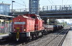 DB Cargo AG (D) mit ihrer  298 327-8  [NVR-Nummer: 98 80 3298 327-8 D-DB] und einem kurzen Schwellenzug am 21.04.23 Durchfahrt Bahnhof Berlin Hohenschönhausen.