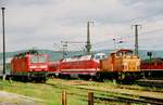 25.05.2000, eine Stunde auf dem Bahnhof Saalfeld, die Lokomotiven 143 263-2, 219 195-5, 344 134-2 und eine 232 im südlichen Vorfeld.