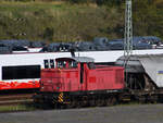 Die Rangierlokomotive 346 975-6 ist hier Mitte August 2023 in Sassnitz-Mukran zu sehen.