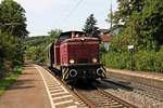 Durchfahrt am 27.08.2015 von V60 11011 (345 240-6) des Fränkische Museums Eisenbahn e.V. mit einem Begleitwagen als Dlr (Nürnberg Nordost - Schwandorf), als sie durch Etterzhausen in Richtung Regensburg fuhr.