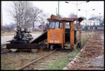 Bahnhof Ludwigslust am 8.11.1998: Das Führerhaus einer zerlegten 346528 lag im ehemaligen Güterbereich.