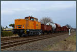 Mit einem Fotogüterzug rollt 106 756-0 der PRESS am 02.03.2019 am Südrand von Köthen entlang.