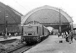 19. Juni 1982  Regina 16  kam sich zwischen so vielen Fotografen im Dresdner Hauptbahnhof irgendwie verar... vor. Nein, die warten ja auch alle auf 03 001 und 01 137, die jeden Augenblick an Bahnsteig 5 ankommen sollen, um einen Sonderzug zu übernehmen. Ich ärgere mich aber nicht über dieses  Abfallprodukt . Die Lok wurde im September 1969 als V60 1604 bei der DR im Bw Dresden in Dienst gestellt. Bis zur z-Stellung im August 1998 lief sie im GB Ladungsverkehr der DB. Am 30.08.1998 wurde sie in Dresden ausgemustert und nach Bischofswerda, später nach Hagenwerder überführt.