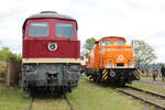 EBS 132 334-4 und Erfurter Gleisbau 345 413 am 28.05.2022 beim Eisenbahnfest des Thüringer Eisenbahnvereins im ehem.