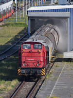 Mitte August 2023 wurde in Sassnitz-Mukran ein von der Rangierlokomotive 346 975-6 gezogener Düngerzug beladen.