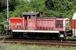 Die 364 995-4 rangiert Autozugwagen durch Bw DB Autozug in Berlin Warschauer Strae am 11.08.2012