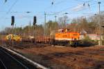 Die LOCON 102 (98 80 346 006-0 D-LOCON) mit Bauzug, bestehend aus zwei Flachwagen, einer Schotterprofiliermaschine und einer Universalstopfmaschine am 01.0.3.2013 im Bf Birkenwerder abgestellt.