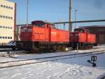 Bei Wind und Wetter stehen die Breitspurloks von Mukran drauen.So auch am 23.Januar 2010 als 347 079 und 347 096 in der Wintersonne standen.