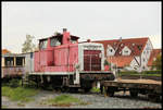 Auf ihre Aufarbeitung und weitere Nutzung durch die Museumsbahner der Dampfeisenbahn Fränkische Schweiz wartet offensichtlich die ehemalige DB Diesel Rangierlok 360315-6 im Bahnhof Ebermannstadt. Am 21.10.2019 stand sie dort vor etlichen anderen Fahrzeugen im Freien. 