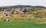 Panoramablick nach Norden auf Pfarrweisach mit dem Güterzug nach Bamberg am 3.5.94. Für dieses schöne Bild musste Jörg Schäfer fast eine Stunde ausharren. Er wusste nämlich nicht, wie lange die Pause des Zugpersonals in dem kleinen oberfränkischen Städtchen dauern sollte. 