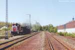 Blick von den Bahnsteigen im Bahnhof Ebern nach Norden: 360 241 holte am 3.5.94 im Ladegleis zwei Güterwagen für die Rückfahrt nach Bamberg ab. Beeindruckend, wie umfangreich die Gleisanlagen früher waren. Und beschämend, dass heute dort überhaupt kein Schienenverkehr mehr stattfindet. 
