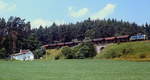 Mit einer langen Übergabe ist eine unbekannte 260 im Juli 1985 bei Obermainshof unterwegs
