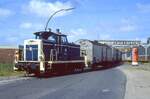 360 110 rangiert im Cuxhavener  Neuen Fischereihafen  im Verlauf der Neufelder Straße, 26.05.1989.