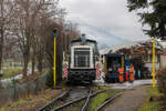 Während das Personal der 360 335-4 ihre Pause genießen, hat 364 449-9 nichts zu tun und harrt in der Kälte aus. Das Foto ist von einem öffentlichen Bahnübergang entstanden (Gaggenau, 19.02.2026)