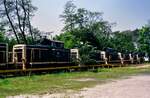 Einige Rangierloks der Baureihe 260 wurden im Bw Nürnberg gelagert: Vorne 260 148-2 und 260 231-6. Das Foto entstand am 27.05.1985.