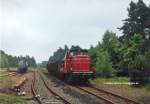 Nochmal die ehemalige Bahnlinie Celle - Schwarmstedt. Aufgenommen wurde Üg 68992 mit der 260 901 am 30.05.1983 im Bf. Hambühren. Dieser Bahnhof hatte Bedeutung wg. der im II. WK dort befindlichen Munitionsanstalt. Da gab es grosse Gleisanlagen, was ich leider erst jetzt richt erfuhr. Aus der  Muna  entstand später der Ortsteil Hambühren II,. wo aus Bunkern Wohnhäuser wurden. Sehr interessant!
Auf dem Foto sieht man rechts zwischen den Bäumen noch Rungenwagen stehen. In meiner Erinnerung waren da 2 Gleise versteckt. Das müssen die Übergabegleise von der Muna gewesen sein. Die hatte nämlich sogar eine eigene V 36, die dorthin geliefert wurde. Der ehem. Lokschuppen wurde nach dem Krieg in die dortige Bundeswehrkaserne intergriert. Inzwischen gibt es die auch nicht mehr, alles abgerissen.... Der Lauf der Zeit.....

Im Januar 2018 hatte ich eine mail-Nachfrage nach Bildern von der Allertalbahn, die bei mir versehentlich im Spam gelandet ist und pauschal mit allem gelöscht wurde. Bevor die Anzeige verschwand, konnte ich noch das Wort Allertalbahn lesen..... Bitte nochmal anmailen !