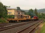 260 109-4 (V60) mit Kranzug (GS 40.08 T-Gottwald Gleiskran 45 t) der Fa. Klngleis fhrt am 13.07.2011 in Herdorf (leider bei Regen), am Stellwerk Hf (Herdorf Fahrdienstleiter, weiter Richtung Betzdorf.