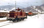 Im Januar 1980 rangiert die 261 123-4 im Bahnhof Garmisch-Partenkirchen, im Hintergrund eine 1145 der ÖBB.