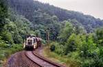 Regentag bei einer württembergischen DB-Nebenbahn: DB-Lok 260 798-4 auf der Zabergäubahn (Streckennummer 4901) zwischen Lauffen am Neckar und Leonbronn. Ursprünglich war die Zabergäubahn eine württembergische Schmalspurbahn gewesen, welche dann zwischen 1964 und 1965 zu einer Normalspurbahn umgebaut wurde. 
Datum: 06.09.1984