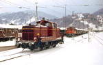 Im Januar 1980 rangiert die 261 123-4 im Bahnhof Garmisch-Partenkirchen, im Hintergrund eine 1145 der ÖBB.
