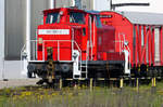 Stark rangezoomt vom Bahnsteig im Bahnhof Mühldorf, fotografierte ich am 10.05.2017 die saubere 362 887-2 die im Bahnbetriebswerk stand