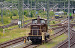 Die HSL hat im Bahnhof Hof für die Rangierarbeiten im Containerbahnhof eine V60 zur Verfügung. Hier wartet 362 798 am 19.06.18 auf neue Aufgaben.