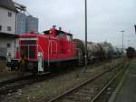 362 787 mit einem Gterzug in Hirschau. Drei Tage spter sind die Einstze einer V60 auf der Strecke Amberg-Schnaittenbach schon Geschichte. (08.12.2004)