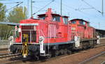 DB Cargo AG mit  362 406-1  (NVR-Nummer: 9880 3 362 406-1 D-DB) am Haken von  294 809-9  (NVR-Nummer: 9880 3 294 809-9 D-DB) am 18.10.19 Durchfahrt Bf. Flughafen Berlin Schönefeld Richtung Cottbus.