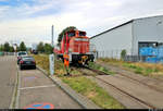 Industriebahn Ludwigsburg: Mit der V 60 quer durch die Weststadt
Werktäglich zwischen 12:00 und 14:00 Uhr wird die Gebrüder Lotter KG in Ludwigsburg mit Profilstahl von Kornwestheim Rbf aus beliefert.

362 547-2 (DB V 60) DB rangiert zur Weiche an der Grönerstraße, um auf das andere Gleis zu wechseln und die beiden eben gelieferten Rungenwagen in die Werkshalle zu fahren.
Der Lokrangierführer (Lrf) hat indes die Lok schon verlassen und hält diese mittels Funkfernsteuerung gleich an der passenden Stelle an.
[28.7.2020 | 13:10 Uhr]