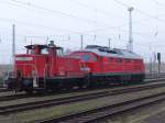 Lokzug mit 232 117-2 kurz vor der der Ausfahrt im Bahnhof Rostock-Seehafen.Aufgenommen am 20.02.08