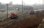 Rangierarbeiten im Bw Leipzig Sd am 04.04.09. Whrend dir rechte 362 ihre Wagengarnitur zur Waschanlage drckt, rangiert die linke weiterhin im Bw.