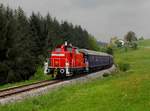 Die 363 815 mit einem Personenzug nach Passau am 01.05.2014 unterwegs bei Karlsbach.