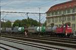 .  DB Diesellok 363 581-8 zieht einen gemischten Güterzug in die Güterzug Abstellung des Bahnhofes von Singen.  05.09.2017  (Hans)