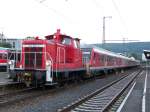 Die Br.363 205-6 rangierte noch um 20.03Uhr einige Regionalzge. Hier bei Rangierarbeiten mit einem aus Stuttgart kommendem RE-Zug.
Aufgenommen am 14.Juni 07 in Aalen.