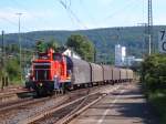 363 205-6 hatte am 14.06.07 im und auerhalb des Aalener Bahnhofs eine Hand voll zu tun...Hier bringt sie gerade sechs Gterwagen ber Gleis 2 zum Rangierbereich.