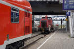 Planmässige Personenwagenbeistellung auf dem Bahnhof Freiburg im Breisgau.
An den Werktagen wird dem RE 17021 nach Basel Badischer Bahnhof an der Spitze des Zuges ein Wagen beigestellt.
Dabei kam es am 5. April 2019 während dem etwas längeren Zwischenhalt zu Rangierfahrten mit der betagten 363 194-2 sowie der 146 116-9.
Foto: Walter Ruetsch
