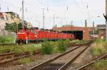 363 737 schiebt hier 7 Loks der Baureihe 143 in das Regio Werk in Halle/S.